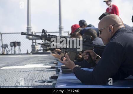 Mittelmeer (5. Mai 2017) Leutnant Jeremy Maldonado lädt eine M16-Gewehr an Bord der Arleigh-Burke-Klasse geführte Anti-raketen-Zerstörer USS Ross (DDG71) während Gewehr Qualifikationen Mai 5, 2017. Ross, Vorwärts - Rota, Spanien bereitgestellt werden, ist die Durchführung von naval Operations in den USA 6 Flotte Bereich der Maßnahmen zur Unterstützung der US-amerikanischen nationalen Sicherheitsinteressen in Europa und Afrika. Stockfoto