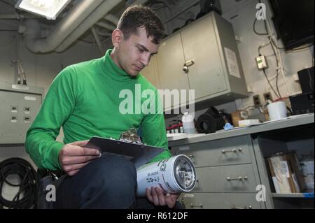 Pazifik (6. Mai 2017) Aviation Support Equipment Techniker Airman Nicholas Connery, ein Eingeborener von Downers Grove, Illinois, Streichhölzer Seriennummern mit einem Bestandsartikel Blatt in der Aviation Intermediate Wartung Division Platz an Bord der Amphibisches Schiff USS America (LHA 6). Mehr als 1.800 Segler und 2.600 Marines, die Amerika Amphibious Ready Group (ARG) und dem 15 Marine Expeditionary Unit (MEU) derzeit eine zusammengesetzte Einheit Übung (COMPTUEX) vor der Küste von Südkalifornien in Vorbereitung auf die Bereitstellung des ARG später dieses Jahr. Die Ameri Stockfoto