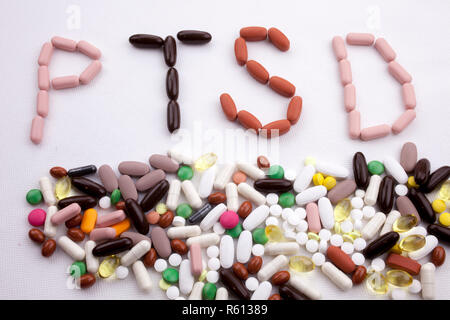 Konzeptionelle Hand schreiben Bildunterschrift inspiration Medical Care Health Concept mit Pillen Drogen geschrieben Kapsel Wort PTSD auf weißem Hintergrund mit Kopie Raum isoliert Stockfoto