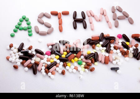 Hand schreiben Bildunterschrift inspiration Medical Care Health Concept mit Pillen Drogen geschrieben Kapsel Wort Asthma auf weißem Hintergrund mit Kopie Raum isoliert Stockfoto