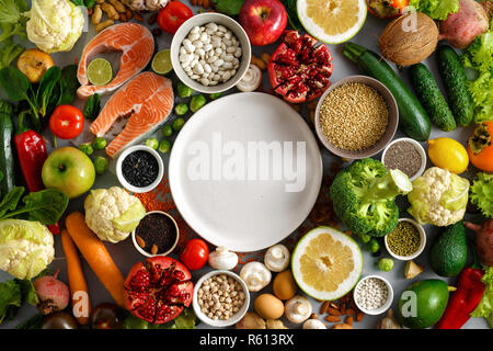 Leere runde Platte mit gesunden und Ernährung Lebensmittel (Getreide, Samen, Fisch, Gemüse und Obst). Fit und Ernährung Speisekarte vom Restaurant Konzept Stockfoto