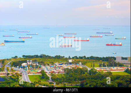 Industrielle Frachtschiffe. Hafen von Singapur Stockfoto