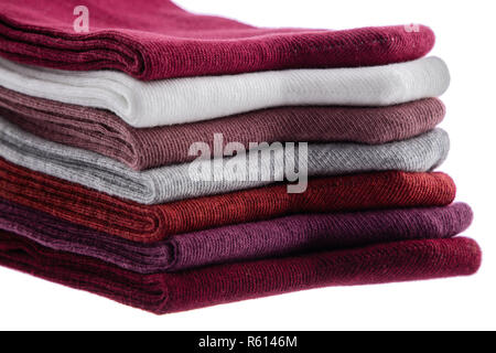 Bunte Stapel neuer Socken auf weißem Hintergrund. Stockfoto