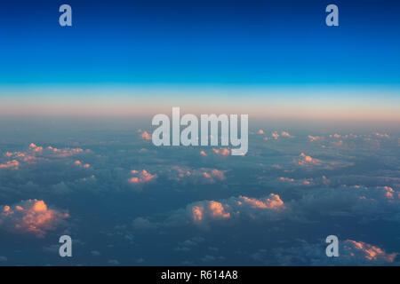 Über den Wolken. Blick aus dem Flugzeug Stockfoto