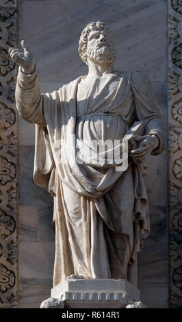 Apostel, Statue auf der Fassade der Mailänder Dom, Duomo di Santa Maria Nascente, Mailand, Lombardei, Italien Stockfoto