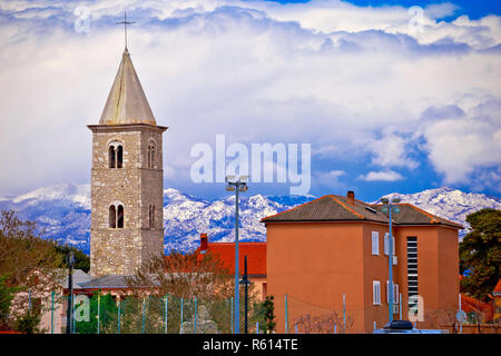 Stadt Nin und Velebit Hintergrund Stockfoto