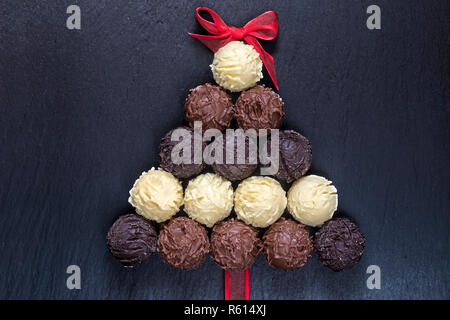 Schokolade Weihnachtsbaum auf Schwarz Stockfoto