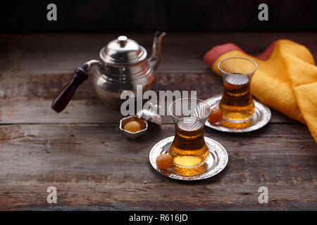 Zwei Tassen Kaffee auf hölzernen Hintergrund Kopie Raum Stockfoto