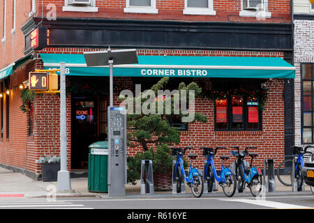 [Historisches Schaufenster] Corner Bistro, 47-18 Vernon Blvd, Long Island City, NY. Außenansicht einer Bar und eines Restaurants in Hunters Point Stockfoto