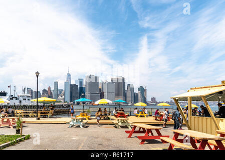 New York City, USA - 24. Juni 2018: Street Food Restaurant an der Promenade in Governors Island mit Skyline der Innenstadt von Manhattan auf Sommer Stockfoto