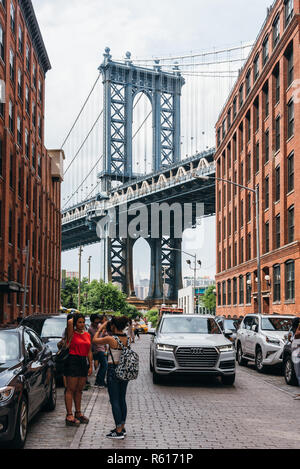 New York City, USA - 24. Juni 2018: Leute, die Fotos von der legendären Aussicht auf Manhattan Bridge aus Washington Street in Brooklyn, einem sonnigen Tag des Sommers Stockfoto