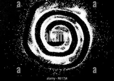 Weißes Salz Pulver Kreis spiralig runde Cloud auf schwarzem Hintergrund. Konzept mit Platz für Text. Kopieren Sie Platz. Stockfoto