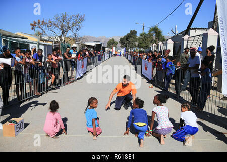 Kapstadt, Südafrika - Mittwoch, 29. August 2018, Mitglieder der Öffentlichkeit, in der Schule Kinder und Bewohner von lumka Straße in Nomzamo im Aktionsbereich, beteiligen sich an der Westlichen Provinz Athletik (WPA) Straße Athletik Programm. Kinder jeden Alters und Erwachsene, verschiedene Distanzen von 50 m bis 200 m in einem geschlossenen-Straße in einem Wohngebiet aus. Diese Veranstaltungen werden von der WPA Entwicklung Office organisiert. Foto von Roger Sedres für WP Athletik Stockfoto