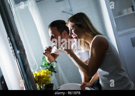 Glückliches junges paar Zähneputzen im Badezimmer Stockfoto