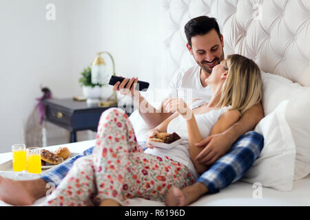 Junges Paar in die romantischen Zeiten im Schlafzimmer Stockfoto