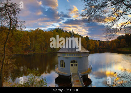 Itzenplitzer Weiher mit Pumpe Haus in heiligenwald Stockfoto