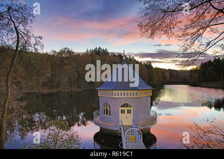 Itzenplitzer Weiher mit Pumpe Haus in heiligenwald Stockfoto