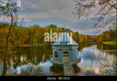 Itzenplitzer Weiher mit Pumpe Haus in heiligenwald Stockfoto