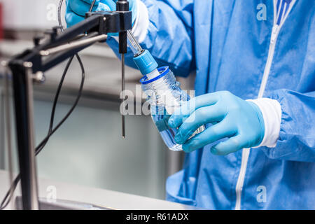 Wissenschaftler mit einem ph-Meter im Labor Stockfoto