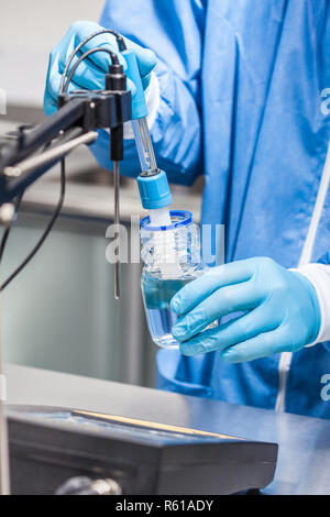 Wissenschaftler mit einem ph-Meter im Labor Stockfoto