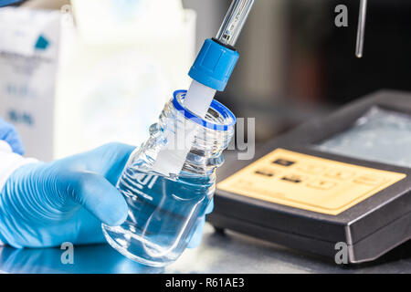 Wissenschaftler mit einem ph-Meter im Labor Stockfoto