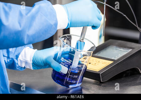 Wissenschaftler mit einem ph-Meter im Labor Stockfoto