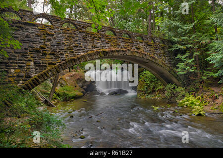 Steinerne Brücke in Whatcom Falls Park in WA, USA Stockfoto