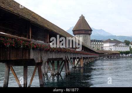 Das historische Stadtzentrum von Luzern mit berühmten Kapellbrücke, dem Wahrzeichen der Stadt und eines der wichtigsten touristischen Sehenswürdigkeiten der Schweiz Stockfoto