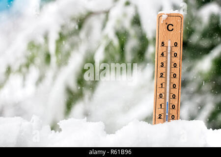 Thermometer zeigt eiskalt Temperatur im Schnee Konzept für den Winter Stockfoto