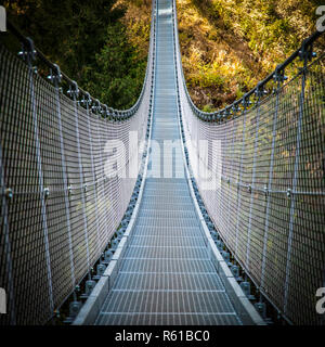 Metall Hängebrücke in rabby Tal Dolomiten Stockfoto