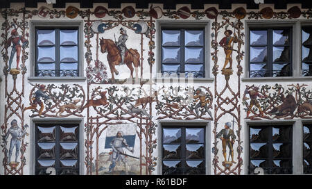 Bemalte Hausfassade zum Gedenken an die Schlacht von Dornach am Hirschenplatz in der Altstadt von Luzern, Schweiz Stockfoto