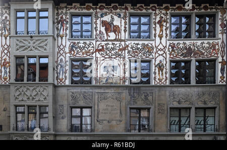 Bemalte Hausfassade zum Gedenken an die Schlacht von Dornach am Hirschenplatz in der Altstadt von Luzern, Schweiz Stockfoto