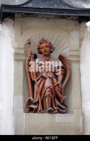 Erzengel Raphael Statue auf der Fassade in Luzern, Schweiz Stockfoto