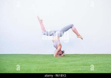 Perfekte Yoga Pilates Workout für starke Junge kaukasier lady-tausendjährigen Menschen mit perfekten gesunden Lebensstil mit mehr Gewicht - Stockfoto