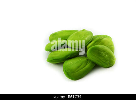 Parkia speciosa isoliert/Nahaufnahme von frischen grünen parkia speciosa Samen Stapel in weißem Hintergrund - bittere Bohne Stockfoto