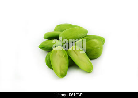 Parkia speciosa isoliert/Nahaufnahme von frischen grünen parkia speciosa Samen Stapel in weißem Hintergrund - bittere Bohne Stockfoto