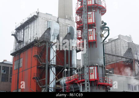 Alten eine neue Schornsteine am Heizwerk in Nebel, trüben Wintertag, Low Angle View, Energie, Klimawandel und globale Erwärmung Konzept Stockfoto