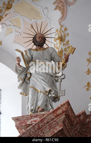 Saint Peter Statue auf dem Hochaltar in der Jesuitenkirche St. Franz Xaver in Luzern, Schweiz Stockfoto