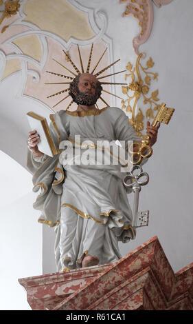 Saint Peter Statue auf dem Hochaltar in der Jesuitenkirche St. Franz Xaver in Luzern, Schweiz Stockfoto