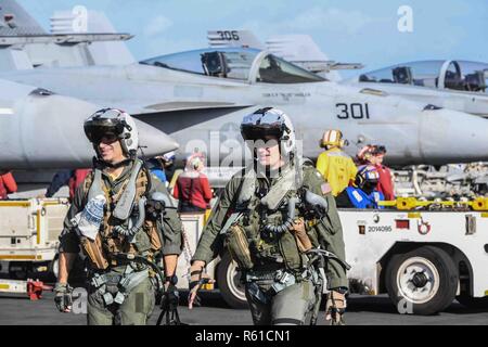 Mittelmeer (Nov. 21, 2018) Piloten Transit die Flight Deck nach einem Flug an Bord der Nimitz-Klasse Flugzeugträger USS Harry S. Truman (CVN 75). Die derzeit in den USA Sechste Flotte Bereich der Operationen, Harry S. Truman wird zur Förderung der Zusammenarbeit mit den regionalen Verbündeten und Partnern fortsetzen, Stärkung der regionalen Stabilität, und wachsam bleiben, agil und dynamisch. Stockfoto