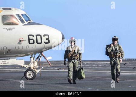 Mittelmeer (Nov. 21, 2018) Piloten Transit die Flight Deck nach einem Flug an Bord der Nimitz-Klasse Flugzeugträger USS Harry S. Truman (CVN 75). Die derzeit in den USA Sechste Flotte Bereich der Operationen, Harry S. Truman wird zur Förderung der Zusammenarbeit mit den regionalen Verbündeten und Partnern fortsetzen, Stärkung der regionalen Stabilität, und wachsam bleiben, agil und dynamisch. Stockfoto