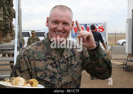 Us Air Force General Terrence O'Shaughnessy, der North American Aerospace Defense Command und US Northern Command, und US Marine Corps Command Sgt. Maj. Paul G. McKenna, der Befehl Senior Berater angeworben, melden sie Truppen in Davis-Monthan Air Force Base, Arizona eingesetzt, für eine Thanksgiving fest an November 22, 2018. Us Northern Command ist die militärische Unterstützung für das Ministerium für Heimatschutz und den US-amerikanischen Zoll- und Grenzschutzbehörden der südlichen Grenze der Vereinigten Staaten zu sichern. Stockfoto