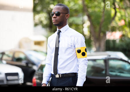 Blinden tragen gelbe Arm Band und Sonnenbrille Stockfoto