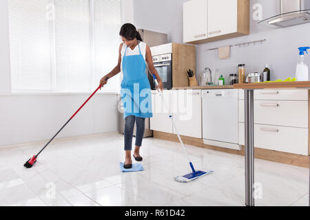 Hausfrau zu tun Multitasking Hausarbeit Stockfoto