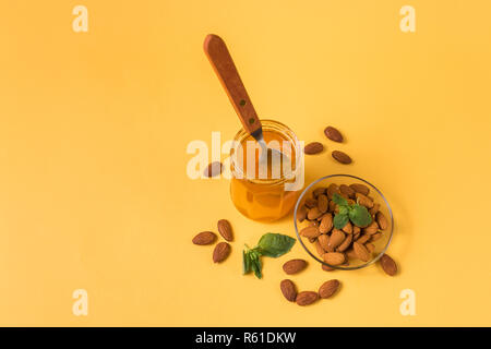 Flay legen Blick auf hausgemachte Marmelade im Glas und Kastanien gegen gelben Hintergrund, vertikal. Stockfoto