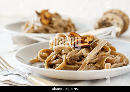 Vollkornbrot Tagliolini mit Pilze Steinpilze Stockfoto