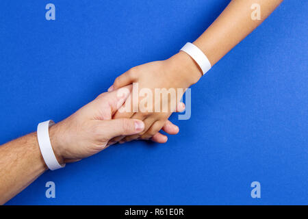 Mockup Vorlage leeres Papier Armband, Armband auf Mann und Kind Waffen, blaue Farbe Hintergrund Stockfoto