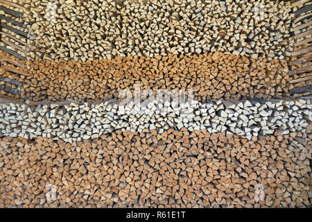 Große bunte Holzstapel mit vielen kleinen Stücke Holz Stockfoto