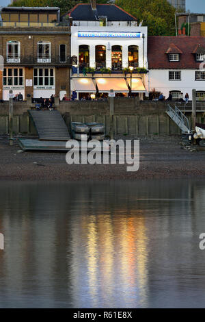 Blue Anchor Riverfront Pub bei Nacht, Hammersmith, London, Vereinigtes Königreich Stockfoto