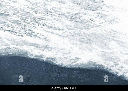 Küsten Eis mit Schnee auf zugefrorenen Fluss im Winter abgedeckt, natürliche Hintergrund Foto Textur Stockfoto